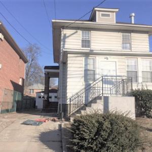 纽约客，你们排长龙看公展100万的一家庭房子，但这儿有个两家庭的房子，看到了吗？