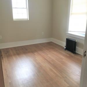 纽约客，你们排长龙看公展100万的一家庭房子，但这儿有个两家庭的房子，看到了吗？