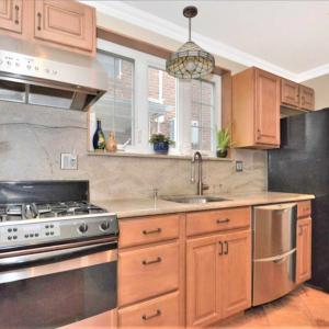 纽约客，你们排长龙看公展100万的一家庭房子，但这儿有个两家庭的房子，看到了吗？