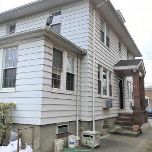 纽约客，你们排长龙看公展100万的一家庭房子，但这儿有个两家庭的房子，看到了吗？