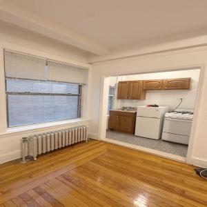 房屋出租 - 纽约曼哈顿中城罕见租盘 — 仅 $2,750/月！