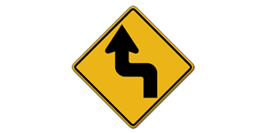 前方的道路向左急转弯，然后向右急转弯。请降低车速并保持警惕。