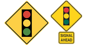 前方有交通信号灯。 放慢速度，准备在红色信号灯前面完全停下来。